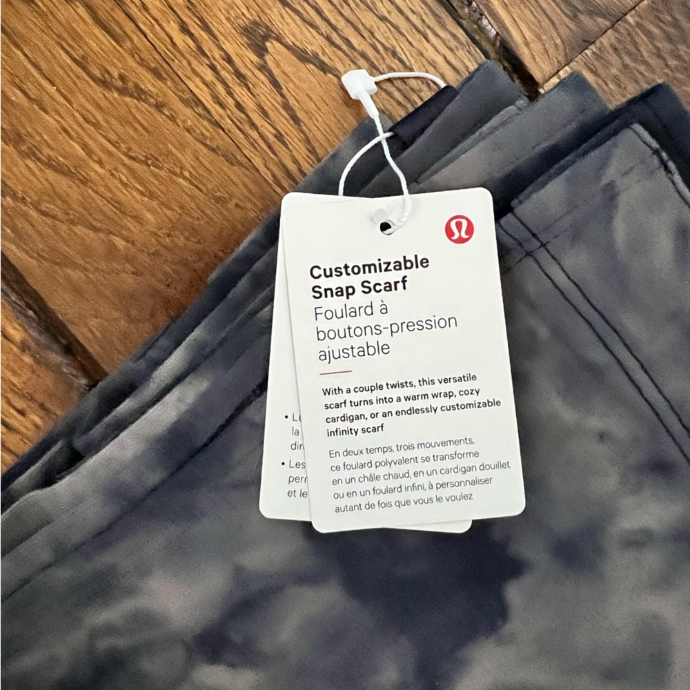 Lululemon customizable snap scarf